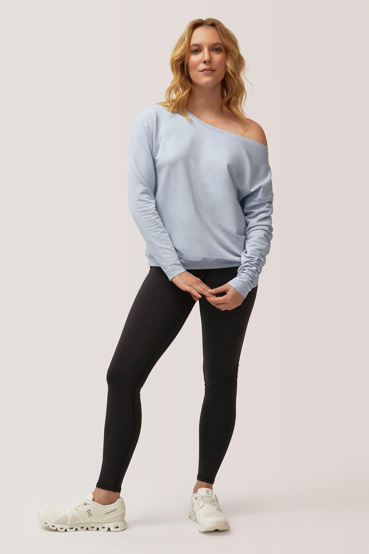 Femme qui porte le chandail Flashdance de Rose Boreal./ Women wearing the Flashdance pullover from Rose Boreal. - Cloudy Sky